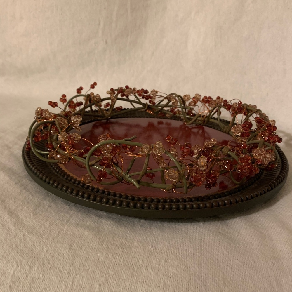 Decorative plate with gemstone wreath